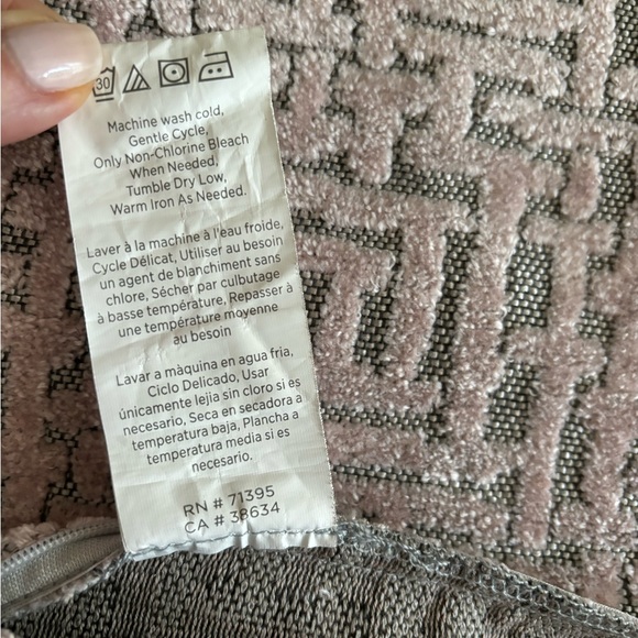 WEST ELM matrix pattern pale pink/grey velvet flocked pillow cover. EUC, 20x20 - Picture 5 of 5